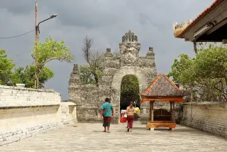 Pura Luhur Uluwatu: what the cliff temple means in Bali
