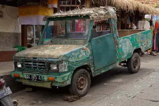 Archive photo: Old rusty car in Ubud, Bali, Indonesia.