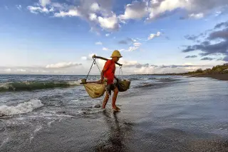 Desa Les links traditional salt and village enterprise to green tourism push