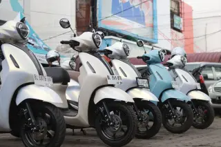 Illustration: A row of modern scooters parked outdoors along a street.