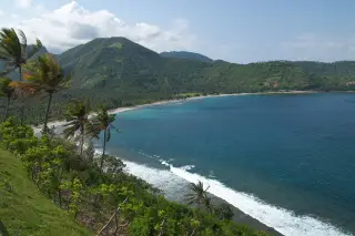 Archive photo: Island beach in the bay.