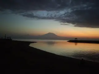 Archive photo: Menunggu matahari terbit di tepi Pantai Sanur.