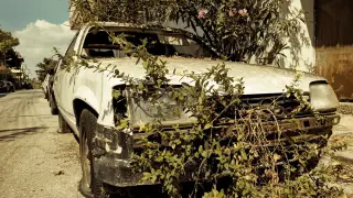 Jembrana Officers Move Seven Damaged Cars From Roadside