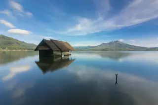 Archive photo: A hut located in the middle of Lake Batur, Kintamani, Bali.