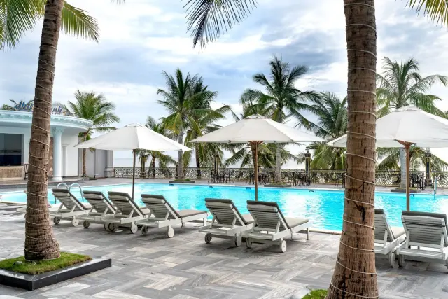 Bali says foreign arrivals stable as hotels and villas go on sale