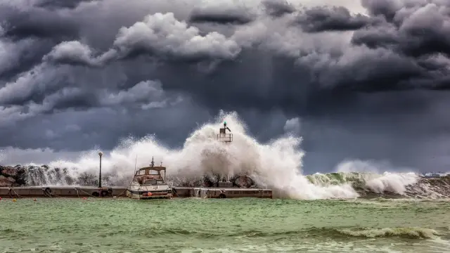 BMKG warns of 4-metre waves south of Bali through Oct. 4
