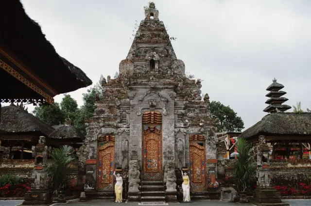 Foreign Couples Lead Prewedding Sessions at Denpasar’s Bajra Sandhi