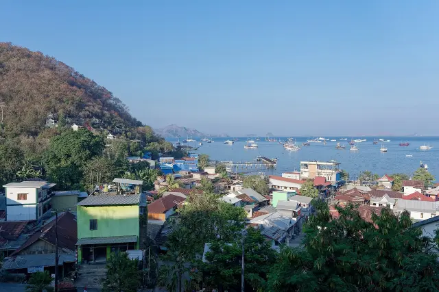 How many hotel guests does Labuan Bajo and NTT receive?
