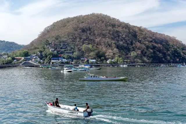 Speedboat overturns at Marina Labuan Bajo with no people aboard