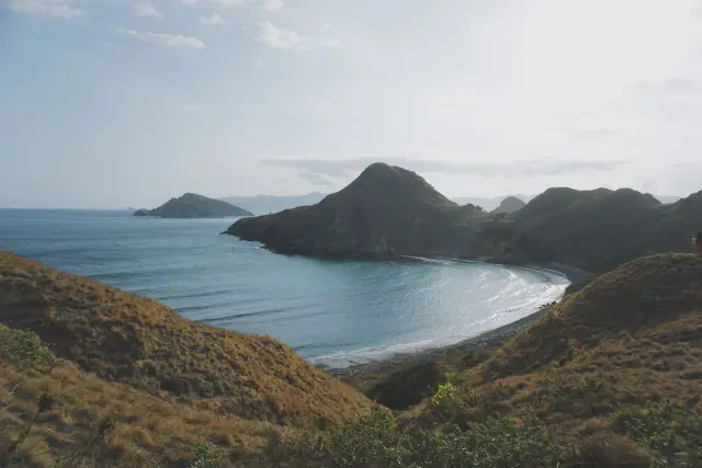 How many tourists visit East Nusa Tenggara?