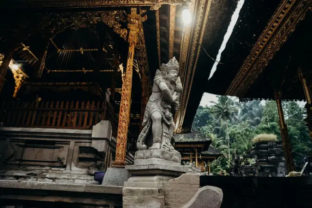 Pura Samuantiga Holds Sunday Pujawali and Calonarang in Gianyar