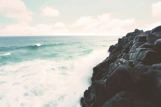 BMKG warns of up to 4-metre waves off southern Bali